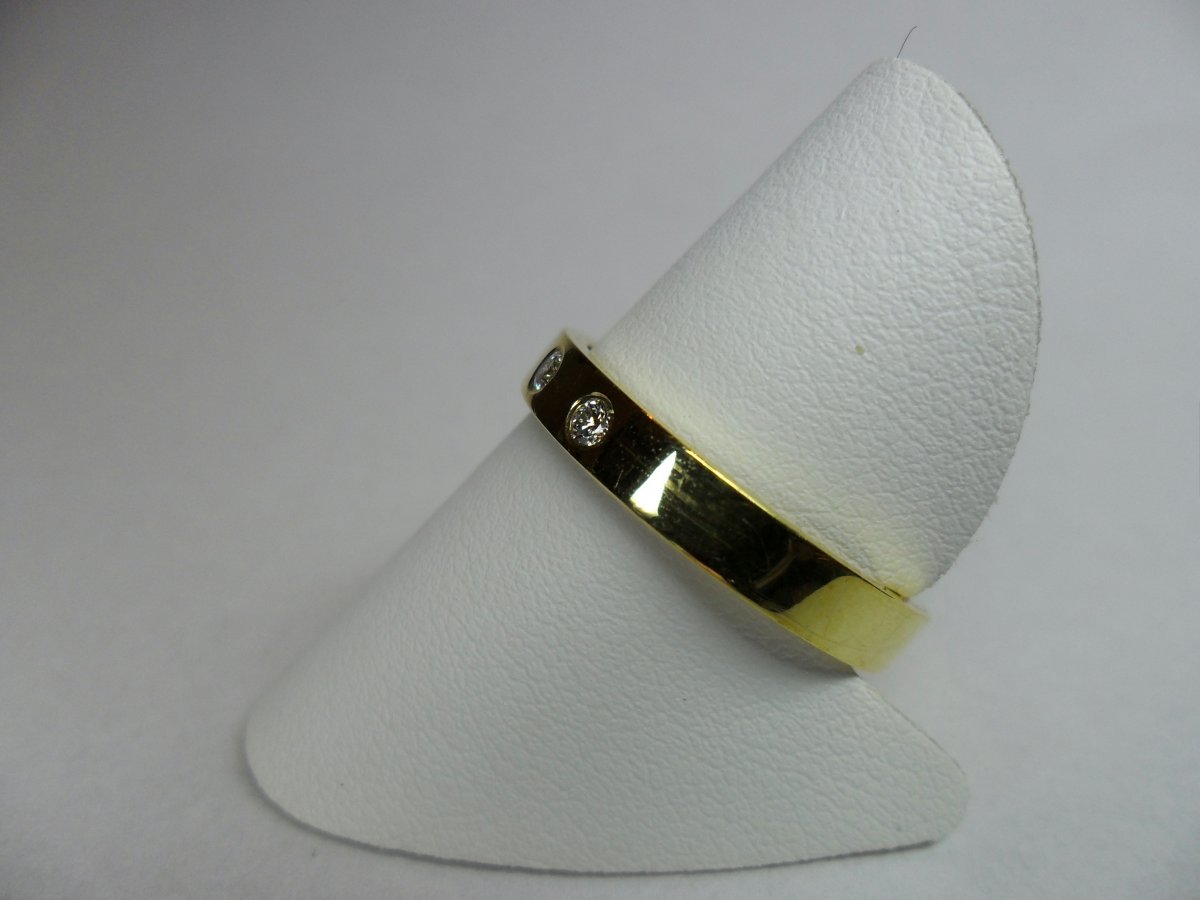 Basic ring with diamonds